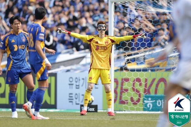 공격만으로 이길 수 없는데…'마스크 쓴 조현우, 쓰러진 김민재' 걱정
