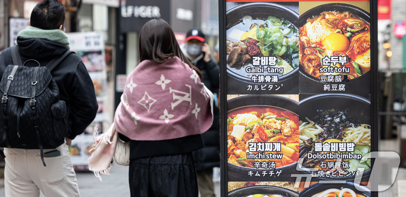 (서울=뉴스1) 이승배 기자 = 외식 물가 오름세가 지속되고 있는 16일 서울 중구 명동거리에 음식점 입간판이 보이고 있다.지난 14일 한국소비자원 가격정보종합포털 '참가격'에 따 …