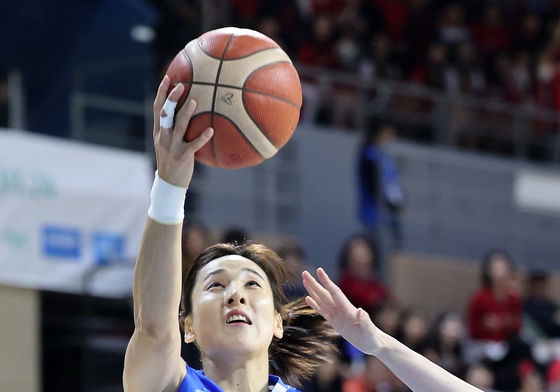 '김단비 24득점' 우리은행, 박지수 빠진 KB 제압…5위 도약