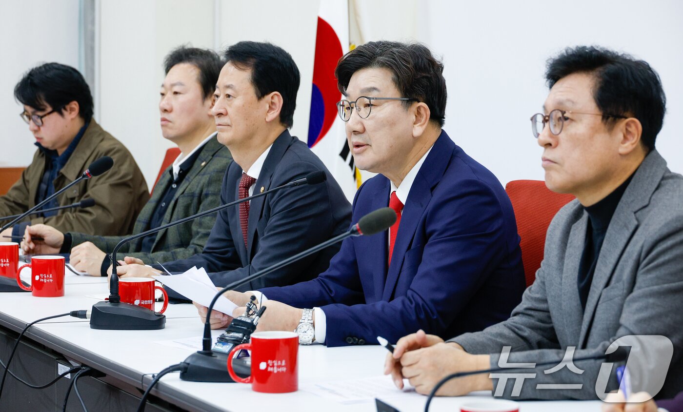 본문 이미지 - 권성동 국민의힘 원내대표가 16일 오후 서울 여의도 국회에서 열린 현안 관련 기자간담회에 참석해 취재진 질의에 답하고 있다. 2025.3.16/뉴스1 ⓒ News1 안은나 기자