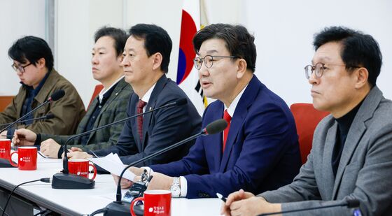 헌재 결정 승복 여부 답변하는 권성동 원내대표