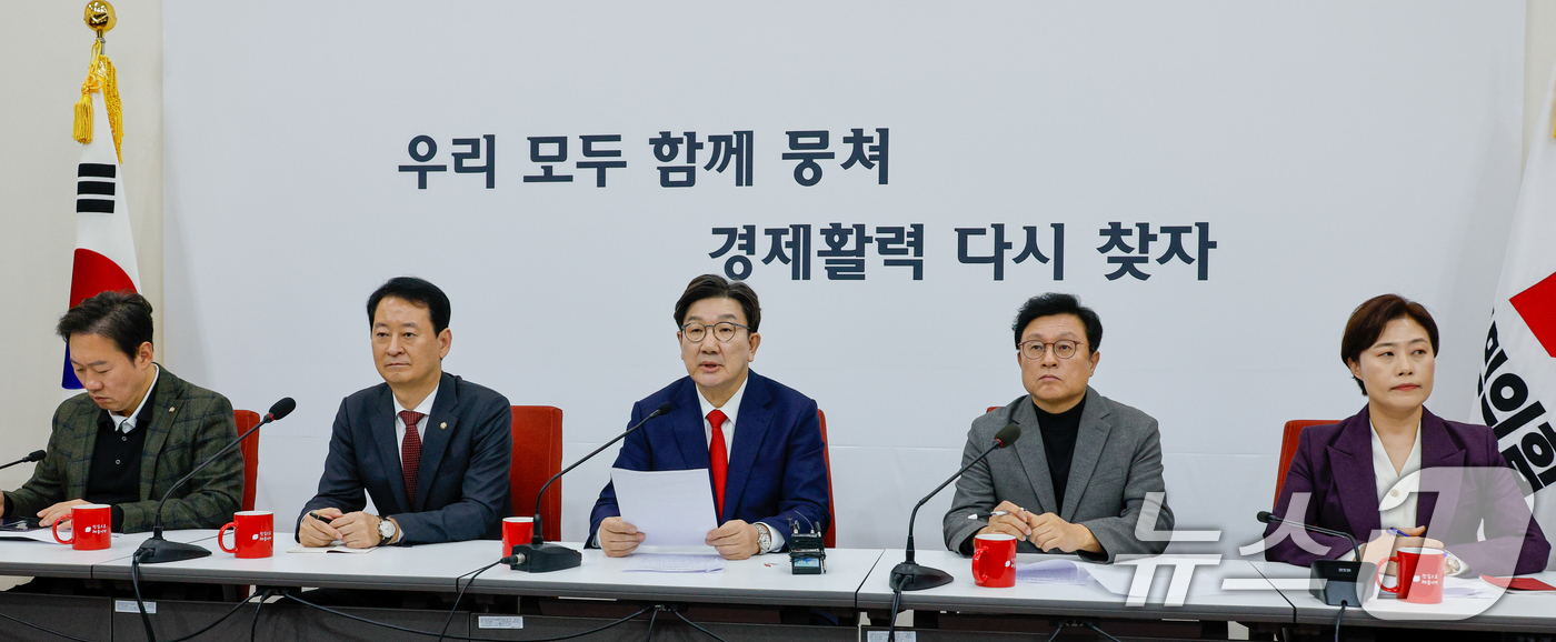 (서울=뉴스1) 안은나 기자 = 권성동 국민의힘 원내대표가 16일 오후 서울 여의도 국회에서 현안 관련 기자간담회를 하고 있다. 왼쪽부터 박수민 원내대변인, 최은석 비서실장, 권 …