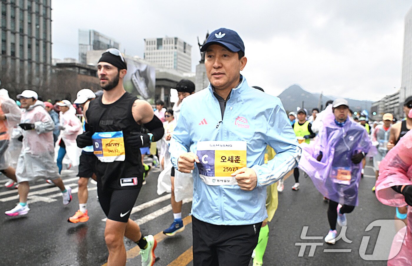 본문 이미지 - 오세훈 서울시장이 16일 서울 광화문광장에서 열린 2025 서울마라톤에 참가해 힘찬 출발을 하고 있다. &#40;서울시 제공&#41; 2025.3.16/뉴스1