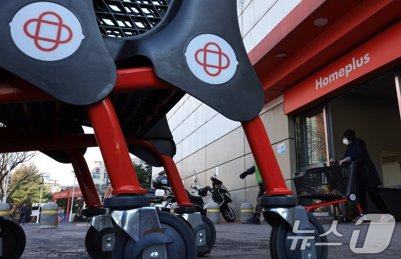 본문 이미지 - 서울 시내의 한 홈플러스에서 장보기를 마친 시민이 나오고 있다. 2025.3.16/뉴스1 ⓒ News1 박정호 기자