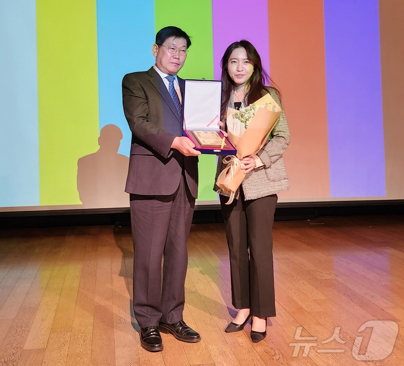 본문 이미지 - 한태호 대한수의사회 수석 부회장(왼쪽)이 강민희 장안대학교 교수에게 감사패를 수여하고 기념 사진을 찍고 있다. ⓒ 뉴스1 한송아 기자
