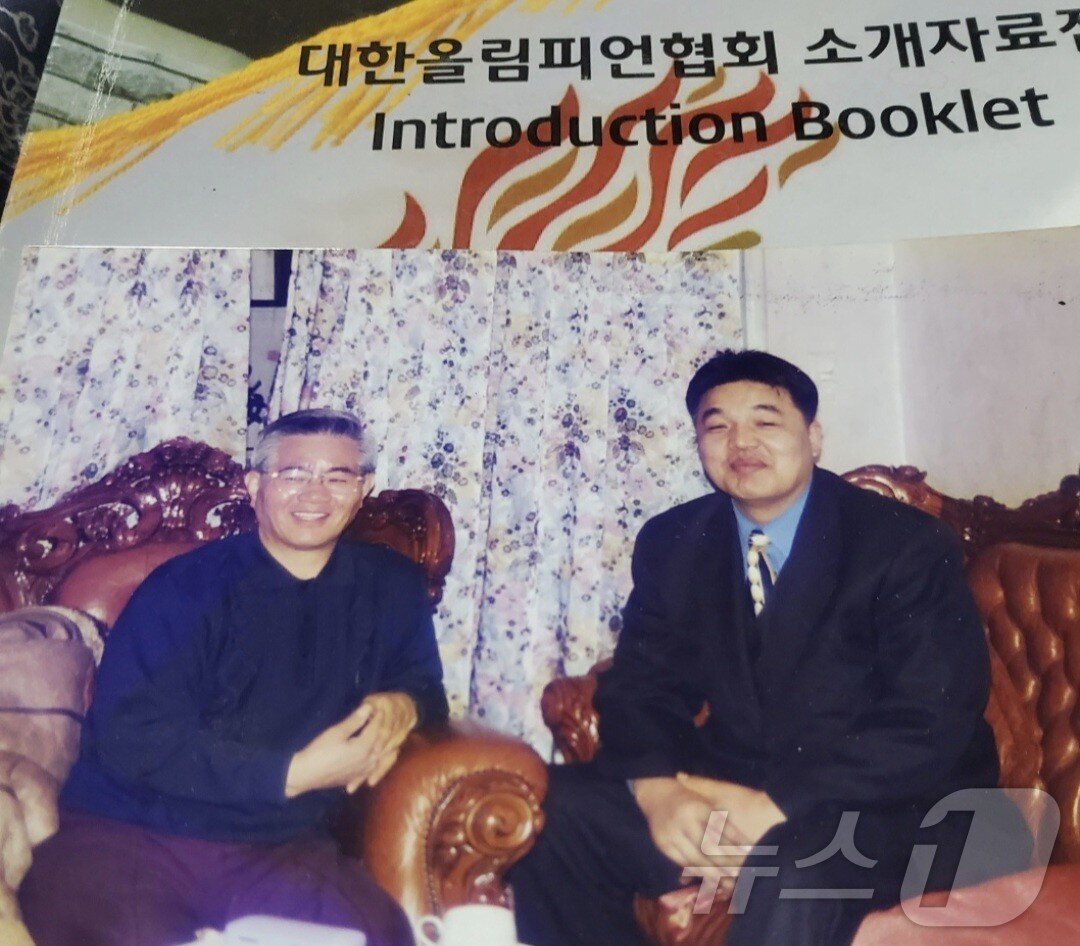 본문 이미지 - 고 송순천 용인대 명예교수가 생전에 조성관‘ 국립묘지 안장 추진위원장과 함께 한 모습.&#40;추진위 제공&#41;