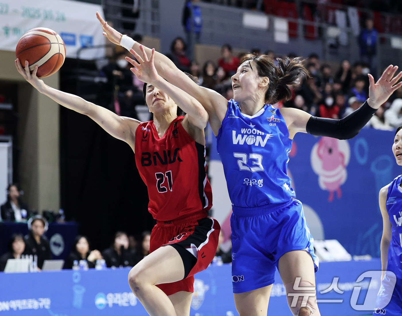 (아산=뉴스1) 오대일 기자 = 16일 오후 충남 아산 이순신체육관에서 열린 '하나은행 2024-2025 여자프로농구' 플레이오프 챔피언결정전 1차전 아산 우리은행과 부산 BNK의 …