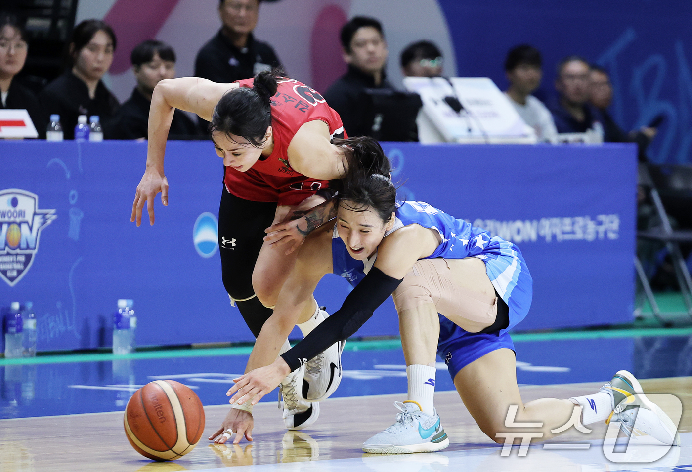 (아산=뉴스1) 오대일 기자 = 16일 오후 충남 아산 이순신체육관에서 열린 '하나은행 2024-2025 여자프로농구' 플레이오프 챔피언결정전 1차전 아산 우리은행과 부산 BNK의 …