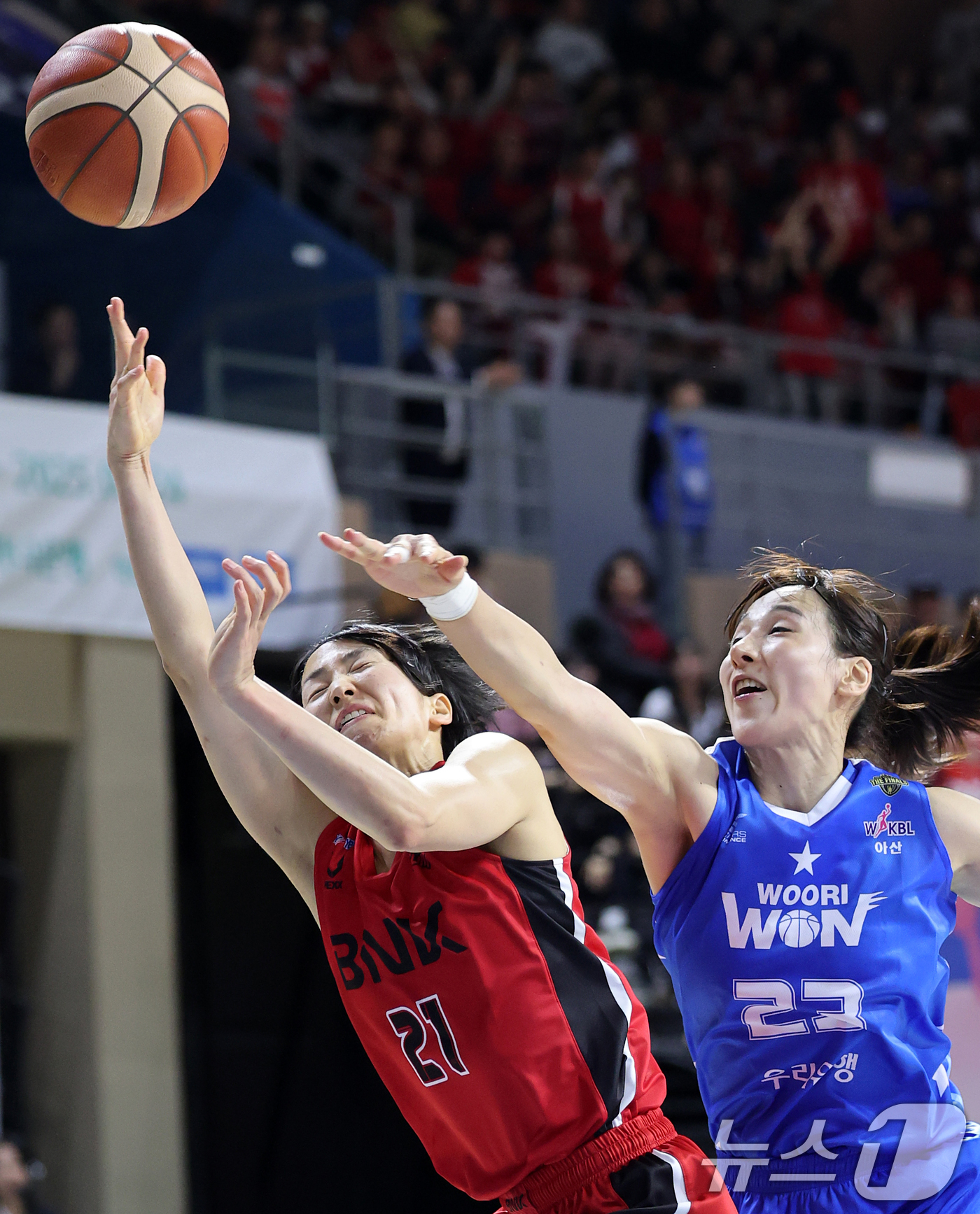 (아산=뉴스1) 오대일 기자 = 16일 오후 충남 아산 이순신체육관에서 열린 '하나은행 2024-2025 여자프로농구' 플레이오프 챔피언결정전 1차전 아산 우리은행과 부산 BNK의 …