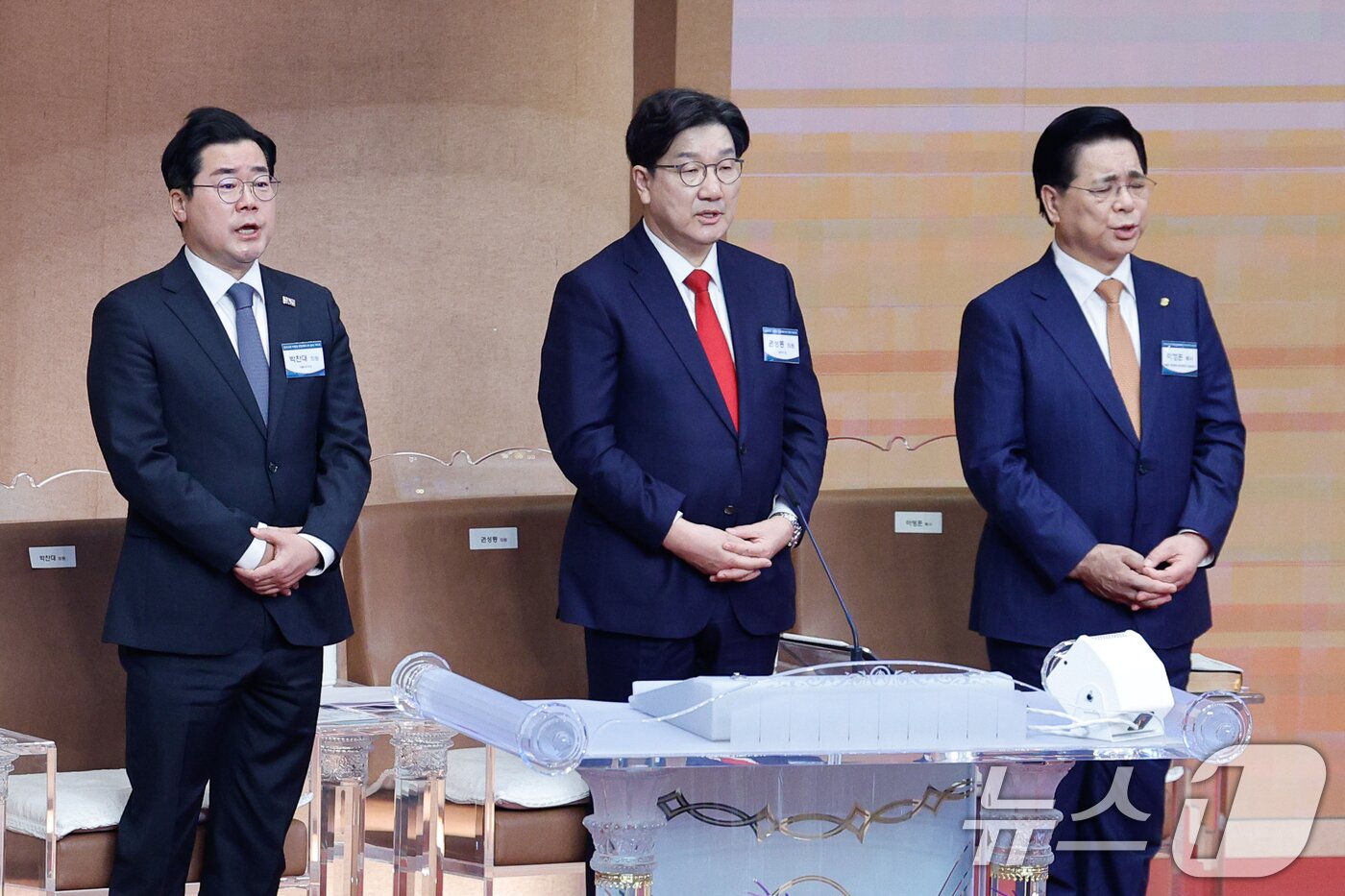 본문 이미지 - 더불어민주당 박찬대(왼쪽부터), 국민의힘 권성동 원내대표, 이영훈 목사가 16일 오후 서울 영등포구 여의도순복음교회에서 열린 한국교회 부활절 연합예배 2차 준비기도회에 참석해 찬양하고 있다. 2025.3.16/뉴스1 ⓒ News1 안은나 기자