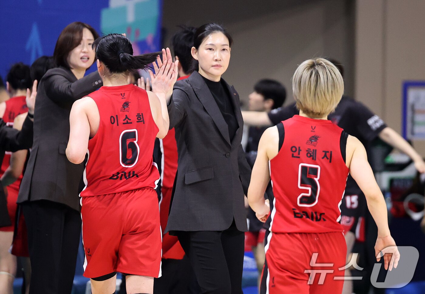 본문 이미지 - 16일 오후 충남 아산 이순신체육관에서 열린 &#39;하나은행 2024-2025 여자프로농구&#39; 플레이오프 챔피언결정전 1차전 아산 우리은행과 부산 BNK의 경기에서 BNK 박정은 감독이 후반 경기를 뒤집은 후 선수들과 하이파이브를 나누고 있다. 2025.3.16/뉴스1 ⓒ News1 오대일 기자
