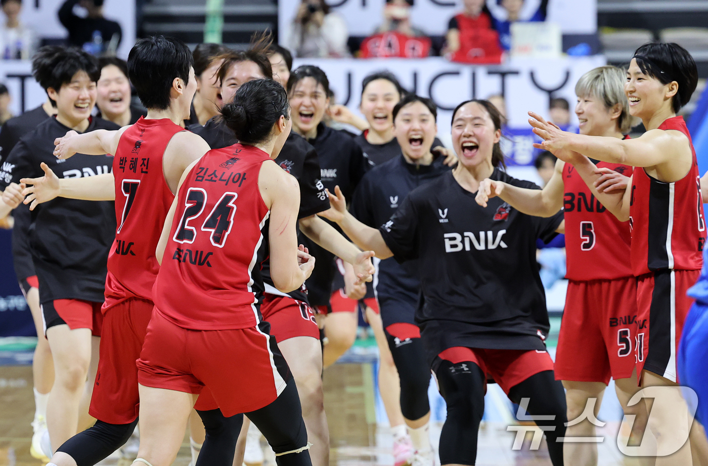 (아산=뉴스1) 오대일 기자 = 16일 오후 충남 아산 이순신체육관에서 열린 '하나은행 2024-2025 여자프로농구' 플레이오프 챔피언결정전 1차전 아산 우리은행과 부산 BNK의 …