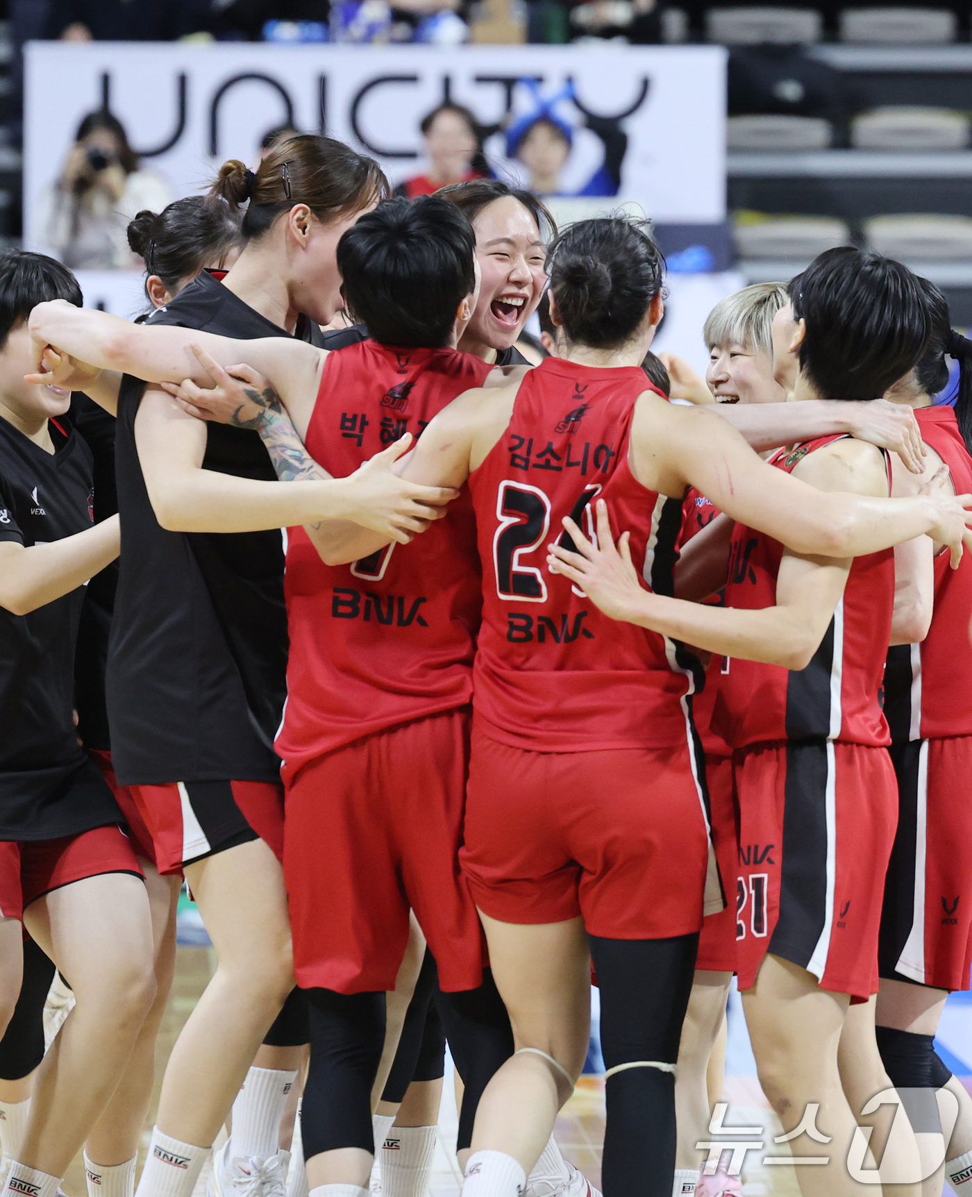 (아산=뉴스1) 오대일 기자 = 16일 오후 충남 아산 이순신체육관에서 열린 '하나은행 2024-2025 여자프로농구' 플레이오프 챔피언결정전 1차전 아산 우리은행과 부산 BNK의 …