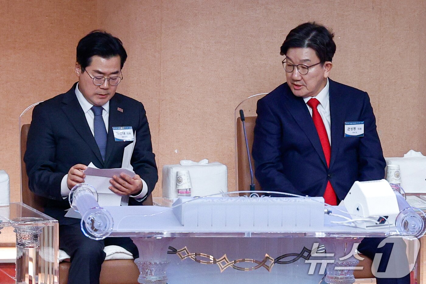 본문 이미지 - 더불어민주당 박찬대(왼쪽), 국민의힘 권성동 원내대표가 16일 오후 서울 영등포구 여의도순복음교회에서 열린 한국교회 부활절 연합예배 2차 준비기도회에 참석하고 있다. 2025.3.16/뉴스1 ⓒ News1 안은나 기자