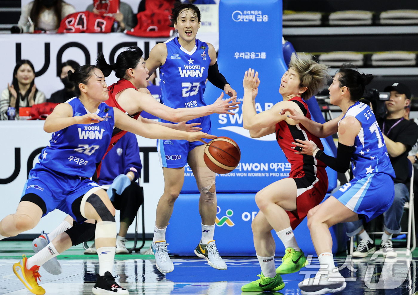 (아산=뉴스1) 오대일 기자 = 16일 오후 충남 아산 이순신체육관에서 열린 '하나은행 2024-2025 여자프로농구' 플레이오프 챔피언결정전 1차전 아산 우리은행과 부산 BNK의 …