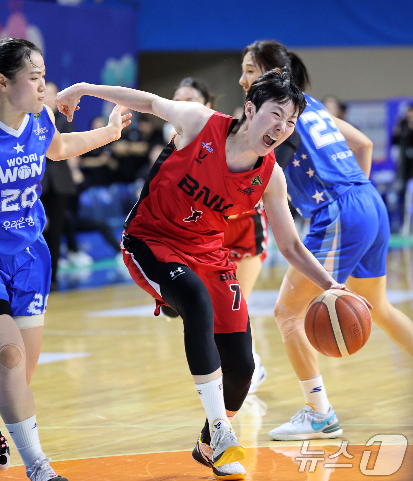 (아산=뉴스1) 오대일 기자 = 16일 오후 충남 아산 이순신체육관에서 열린 '하나은행 2024-2025 여자프로농구' 플레이오프 챔피언결정전 1차전 아산 우리은행과 부산 BNK의 …