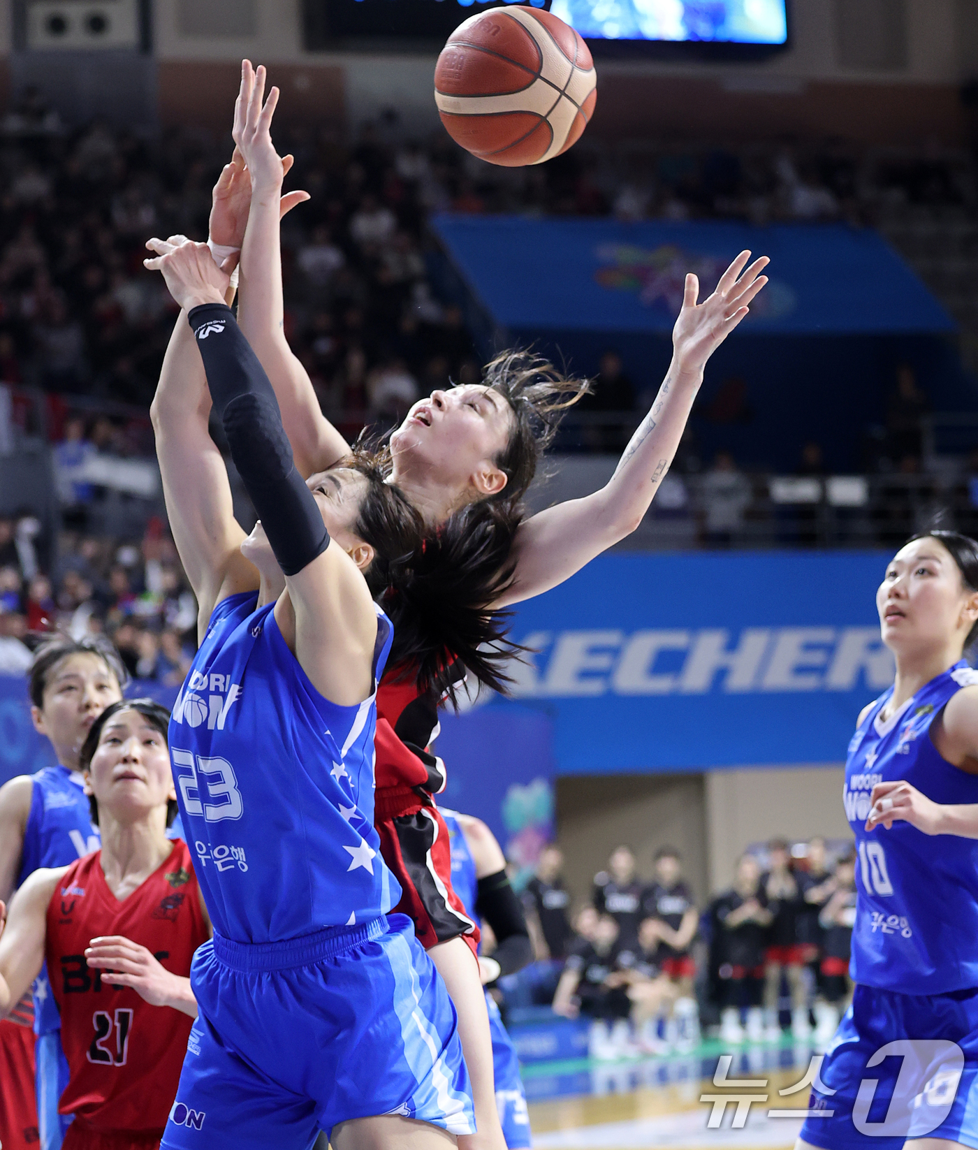 (아산=뉴스1) 오대일 기자 = 16일 오후 충남 아산 이순신체육관에서 열린 '하나은행 2024-2025 여자프로농구' 플레이오프 챔피언결정전 1차전 아산 우리은행과 부산 BNK의 …