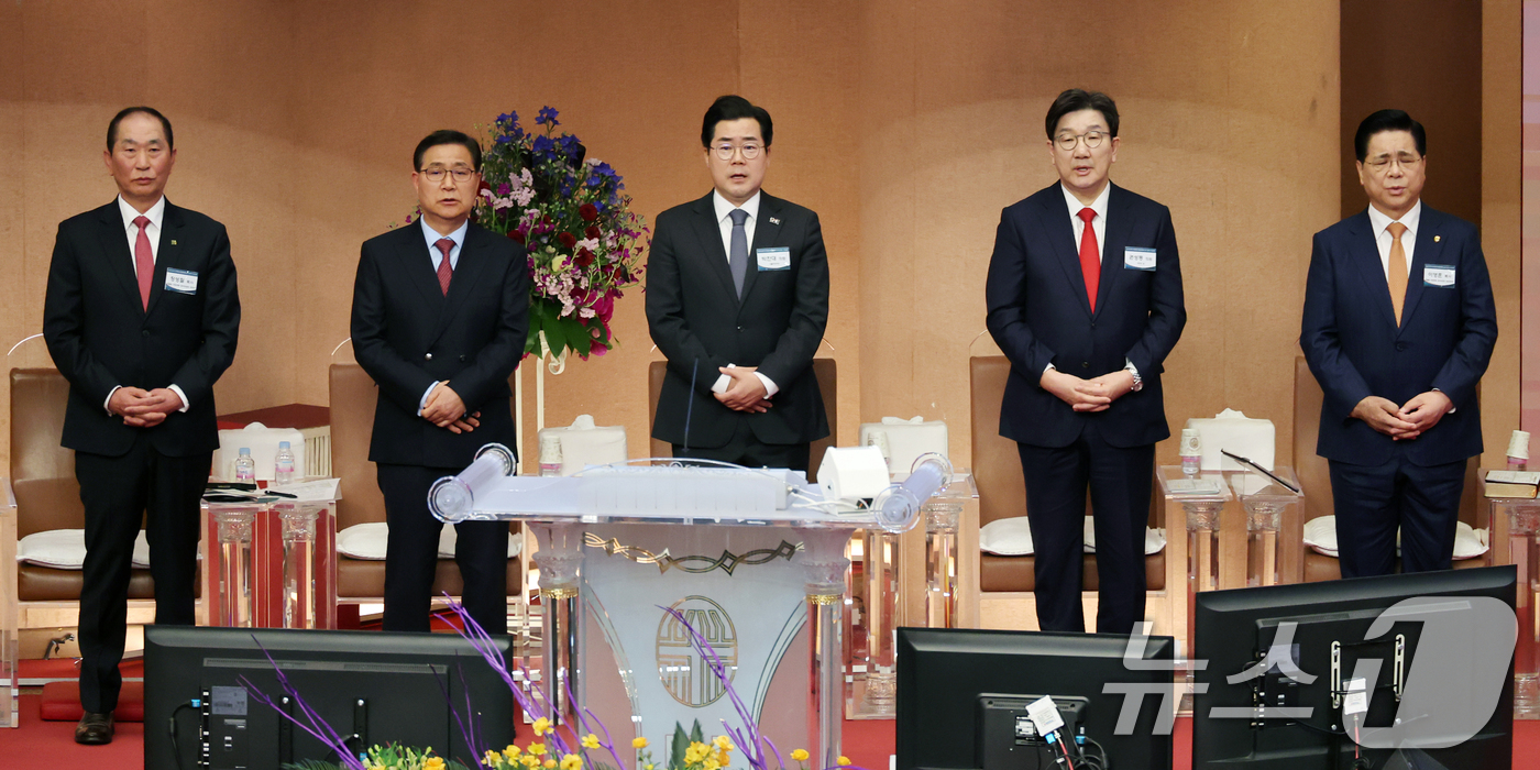 (서울=뉴스1) 안은나 기자 = 국민의힘 권성동(왼쪽 네번째), 더불어민주당 박찬대(왼쪽 세번째) 원내대표가 16일 오후 서울 영등포구 여의도 순복음교회에서 열린 한국교회 부활절 …