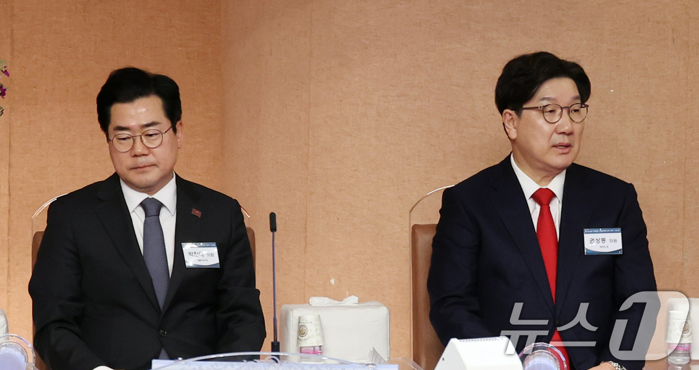 (서울=뉴스1) 안은나 기자 = 더불어민주당 박찬대(왼쪽), 국민의힘 권성동 원내대표가 16일 오후 서울 영등포구 여의도순복음교회에서 열린 한국교회 부활절 연합예배 2차 준비기도회 …