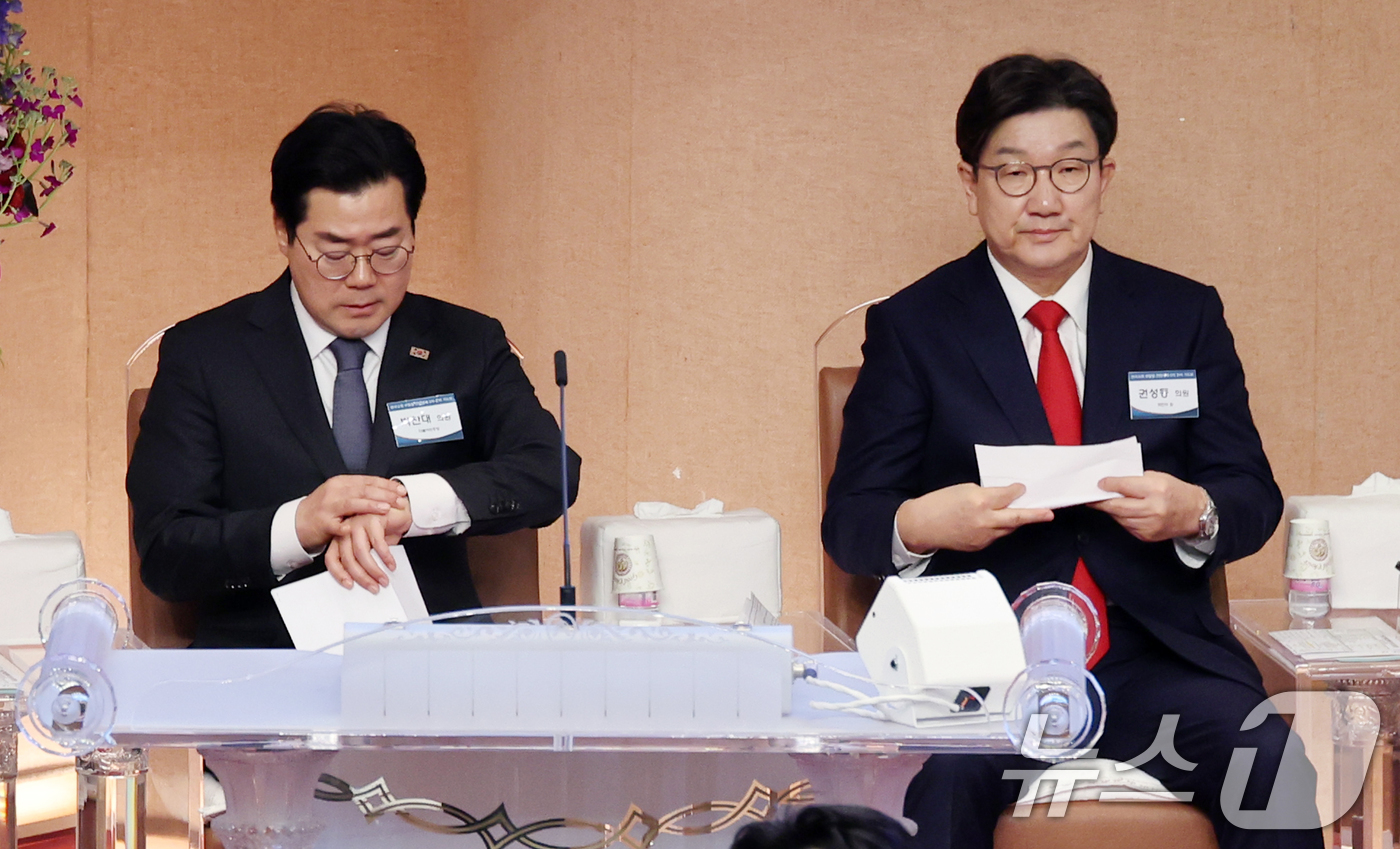 (서울=뉴스1) 안은나 기자 = 더불어민주당 박찬대(왼쪽), 국민의힘 권성동 원내대표가 16일 오후 서울 영등포구 여의도순복음교회에서 열린 한국교회 부활절 연합예배 2차 준비기도회 …