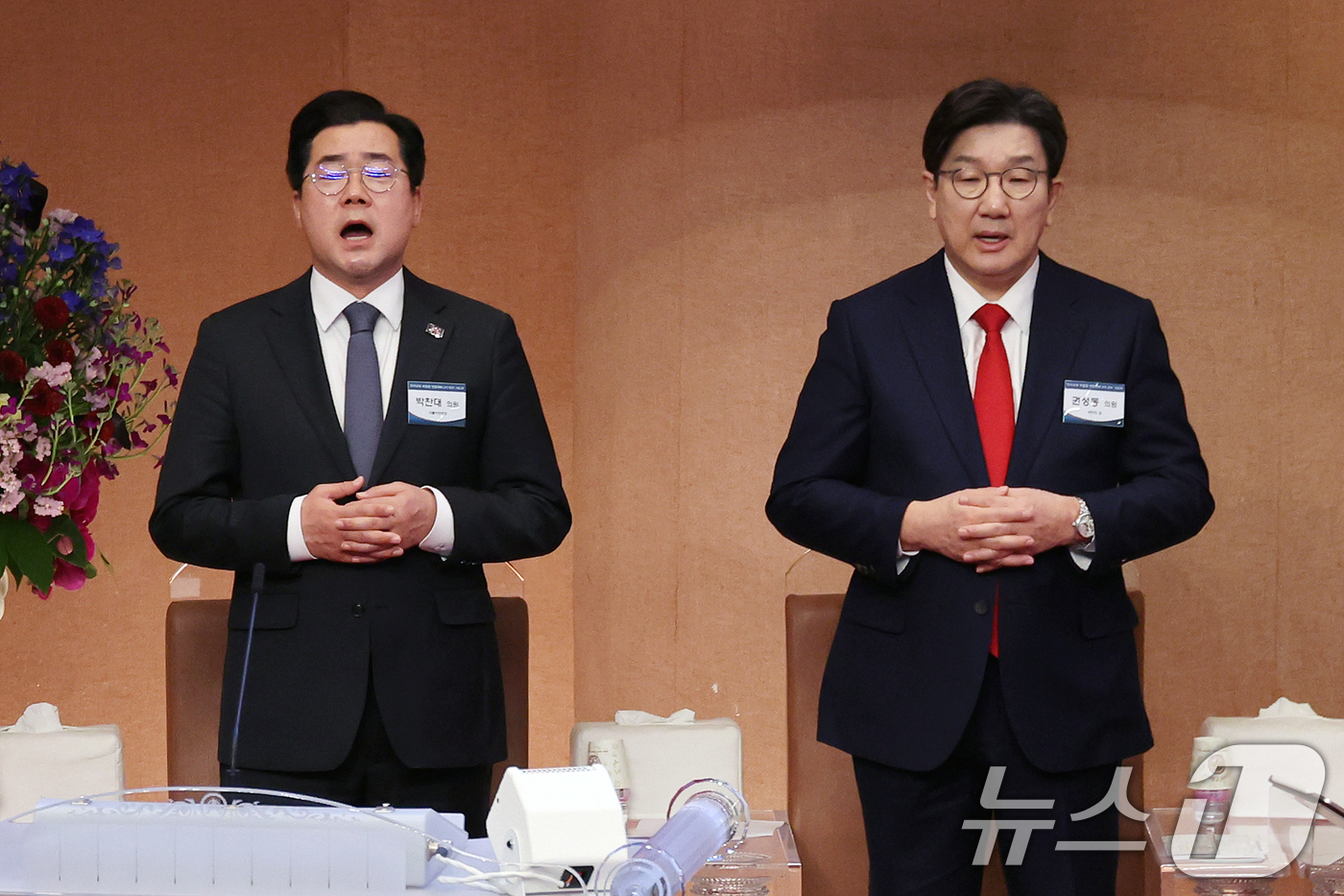 (서울=뉴스1) 안은나 기자 = 국민의힘 권성동(오른쪽), 더불어민주당 박찬대  원내대표가 16일 오후 서울 영등포구 여의도순복음교회에서 열린 한국교회 부활절 연합예배 2차 준비기 …