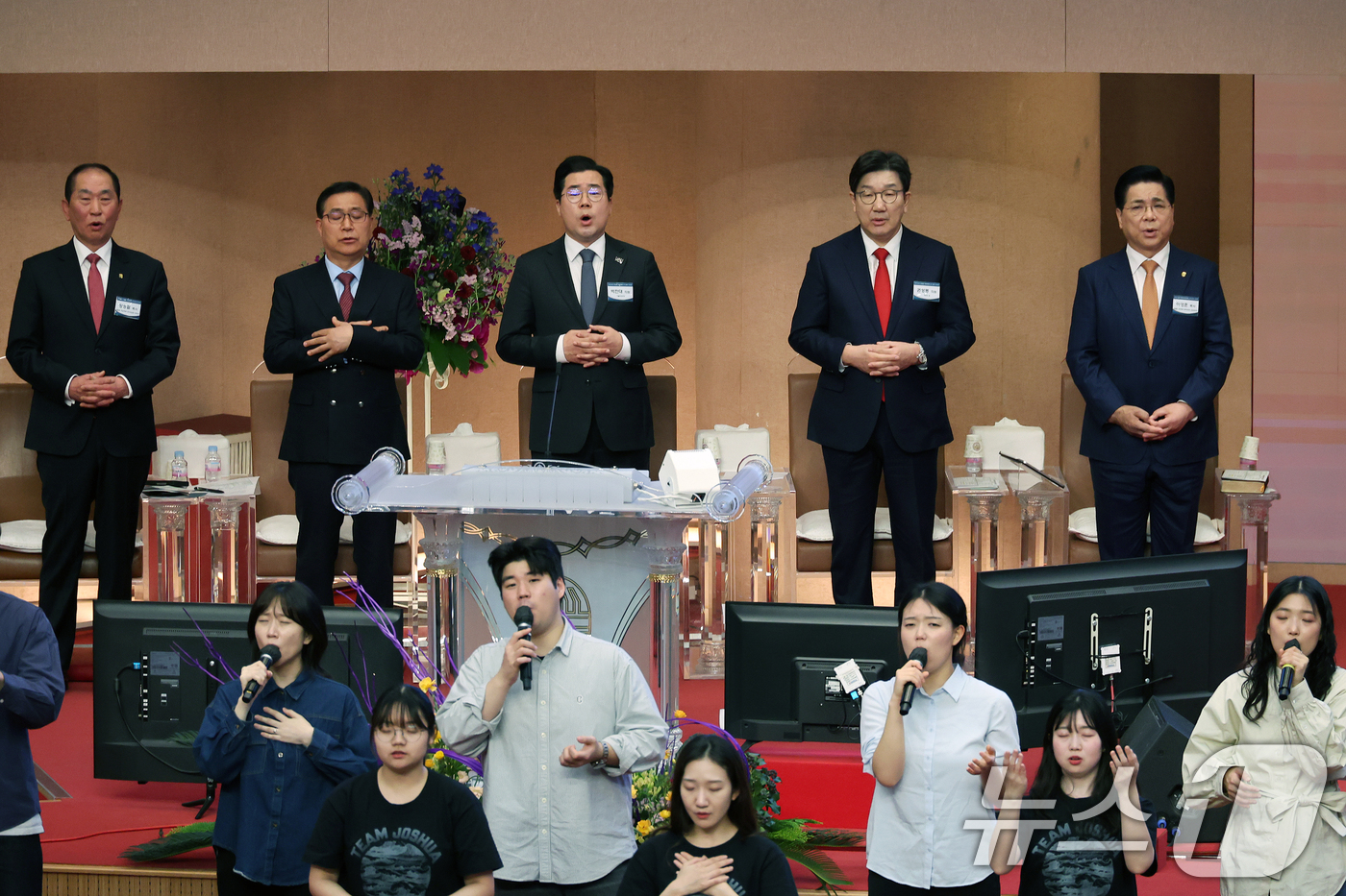 (서울=뉴스1) 안은나 기자 = 국민의힘 권성동(왼쪽 네번째), 더불어민주당 박찬대(왼쪽 세번째) 원내대표가 16일 오후 서울 영등포구 여의도순복음교회에서 열린 한국교회 부활절 연 …