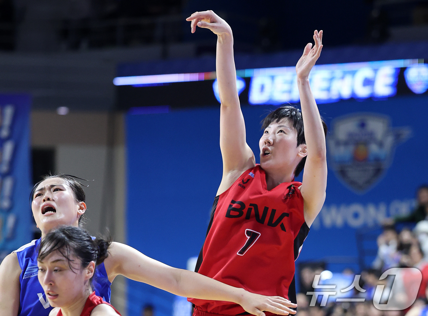 (아산=뉴스1) 오대일 기자 = 16일 오후 충남 아산 이순신체육관에서 열린 '하나은행 2024-2025 여자프로농구' 플레이오프 챔피언결정전 1차전 아산 우리은행과 부산 BNK의 …