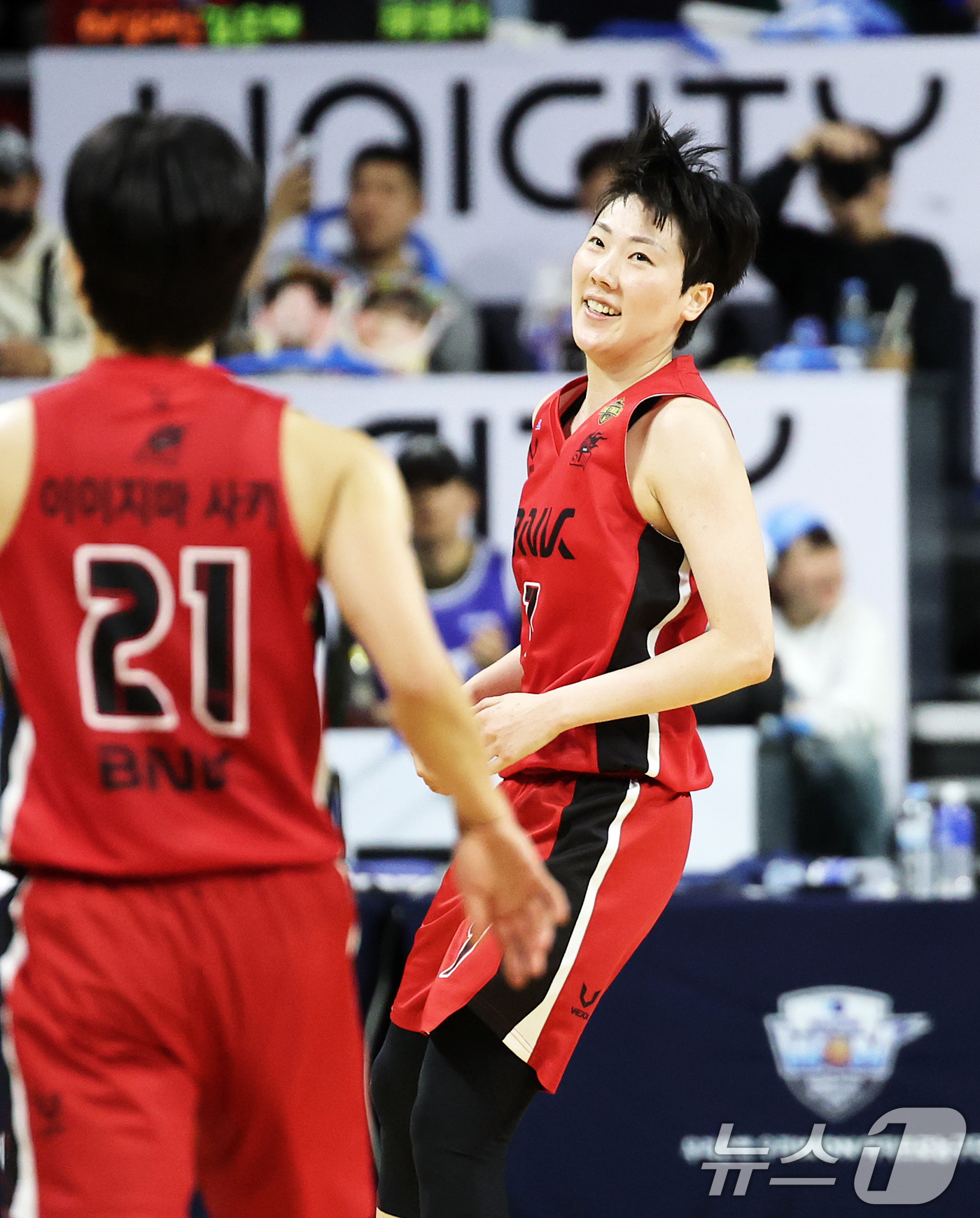 (아산=뉴스1) 오대일 기자 = 16일 오후 충남 아산 이순신체육관에서 열린 '하나은행 2024-2025 여자프로농구' 플레이오프 챔피언결정전 1차전 아산 우리은행과 부산 BNK의 …