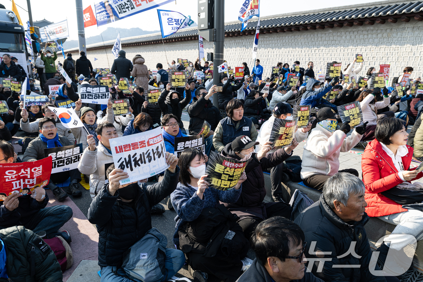 (서울=뉴스1) 이승배 기자 = 16일 오후 서울 종로구 동십자각 인근에서 열린 윤석열 즉각 퇴진•사회대개혁 비상행동 2차 긴급집중행동에서 참가자들이 윤석열 대통령 탄핵을 촉구하고 …
