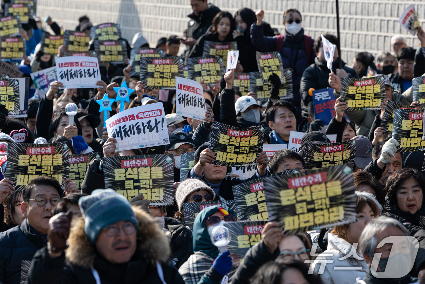 (서울=뉴스1) 이승배 기자 = 16일 오후 서울 종로구 동십자각 인근에서 열린 윤석열 즉각 퇴진•사회대개혁 비상행동 2차 긴급집중행동에서 참가자들이 윤석열 대통령 탄핵을 촉구하고 …