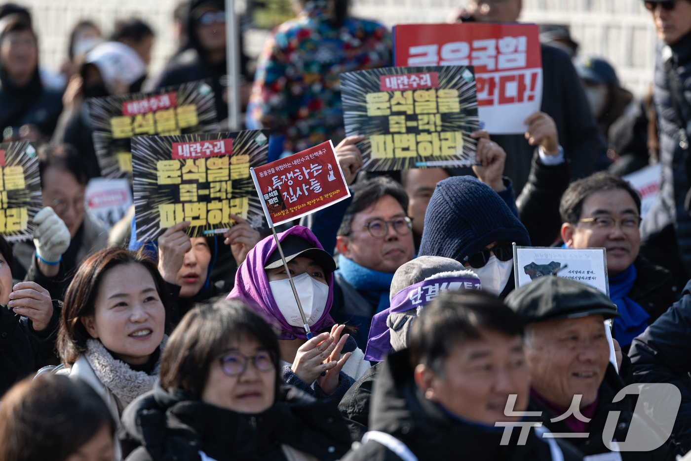 (서울=뉴스1) 이승배 기자 = 16일 오후 서울 종로구 동십자각 인근에서 열린 윤석열 즉각 퇴진•사회대개혁 비상행동 2차 긴급집중행동에서 참가자들이 윤석열 대통령 탄핵을 촉구하고 …