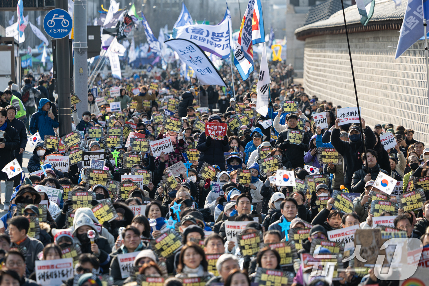 (서울=뉴스1) 이승배 기자 = 16일 오후 서울 종로구 동십자각 인근에서 열린 윤석열 즉각 퇴진•사회대개혁 비상행동 2차 긴급집중행동에서 참가자들이 윤석열 대통령 탄핵을 촉구하고 …