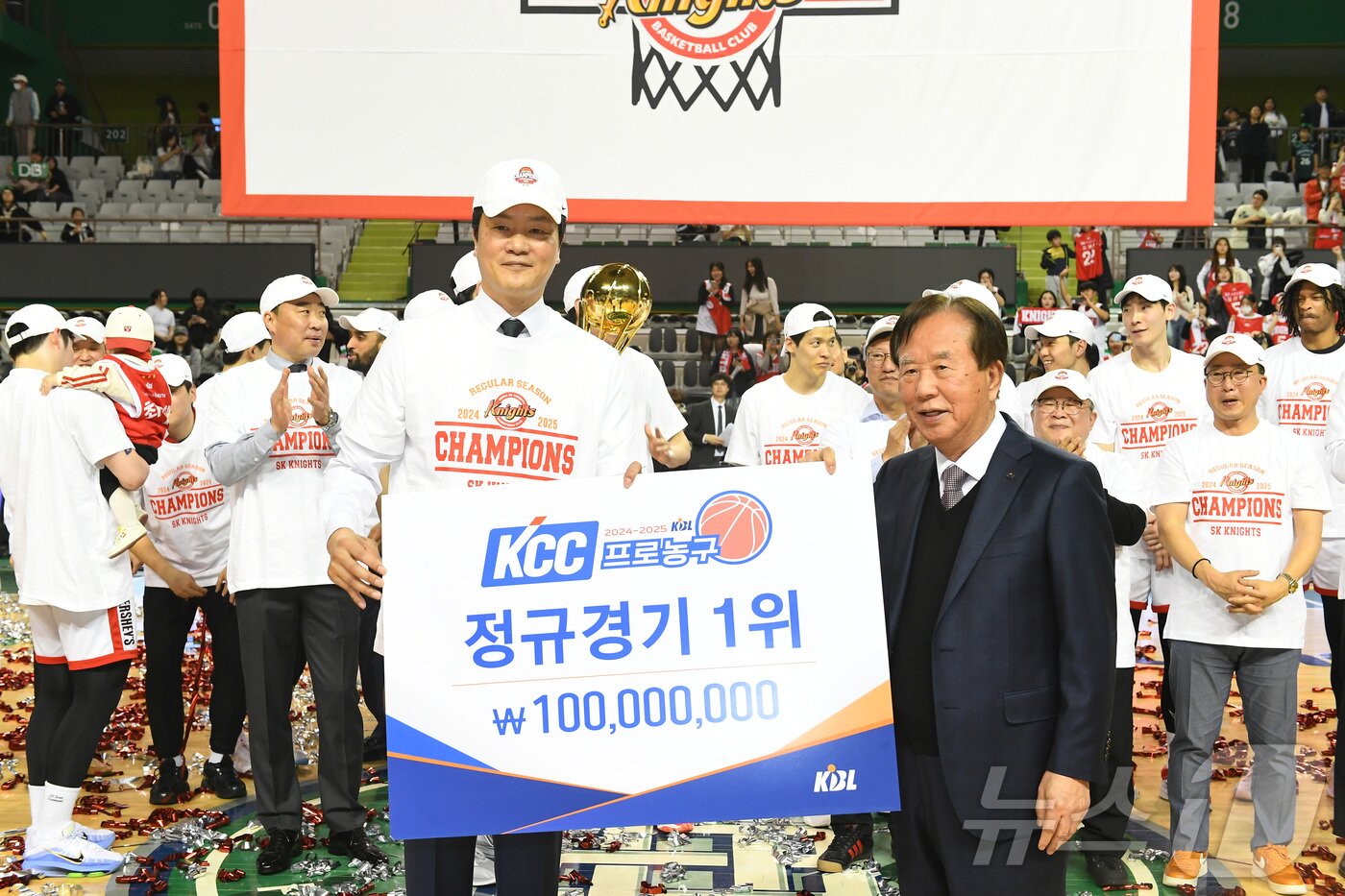 본문 이미지 - 16일 오후 강원 원주종합체육관에서 열린 2024-2025 프로농구 원주 DB와 서울 SK의 경기에서 75-63으로 승리를 거두며 정규리그 우승을 차지한 SK 전희철 감독이 기념촬영을 하고 있다. 서울 SK는 이날 승리로 역대 최소 경기 우승 신기록&#40;46경기&#41;을 달성했다. &#40;KBL 제공. 재판매 및 DB 금지&#41; 2025.3.16/뉴스1