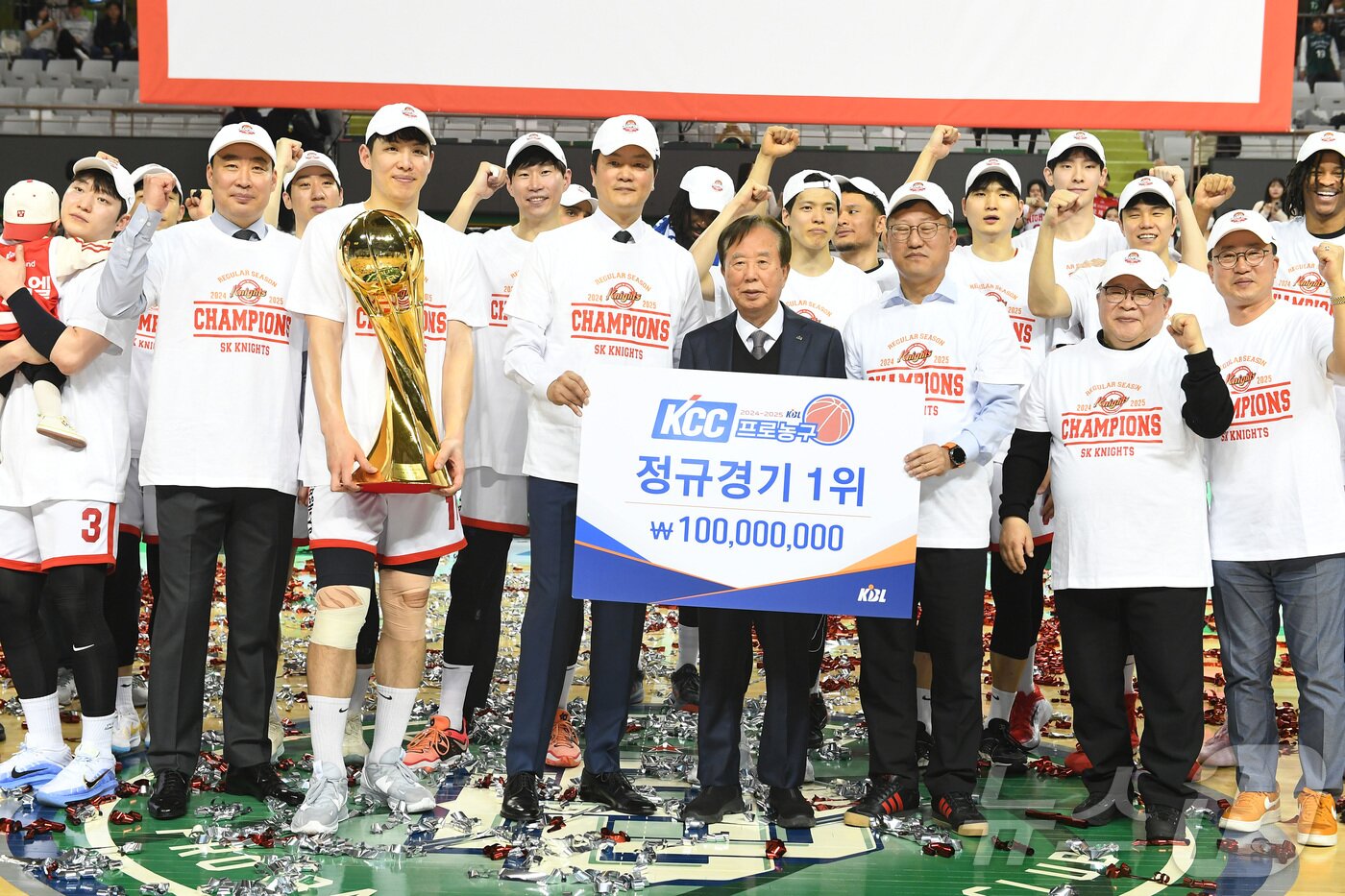 본문 이미지 - 16일 오후 강원 원주종합체육관에서 열린 2024-2025 프로농구 원주 DB와 서울 SK의 경기에서 75-63으로 승리를 거두며 정규리그 우승을 차지한 SK 전희철 감독과 선수단이 세리머니를 하고 있다. 서울 SK는 이날 승리로 역대 최소 경기 우승 신기록&#40;46경기&#41;을 달성했다. &#40;KBL 제공. 재판매 및 DB 금지&#41; 2025.3.16/뉴스1