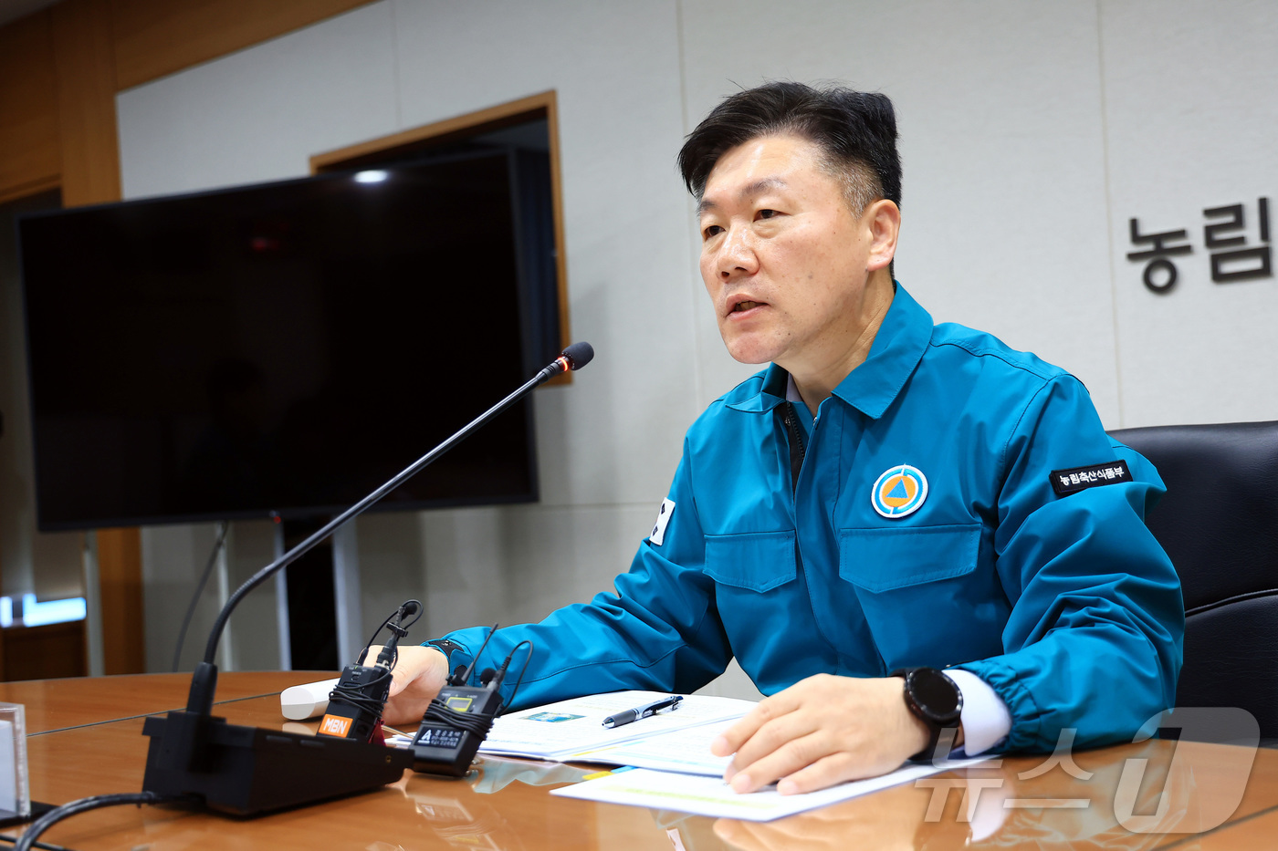 (서울=뉴스1) = 박범수 농림축산식품부 차관이 16일 정부세종청사 농식품부 재난상황실에서 구제역 중앙사고수습본부 회의를 주재하고 있다. (농림축산식품부 제공. 재판매 및 DB 금 …