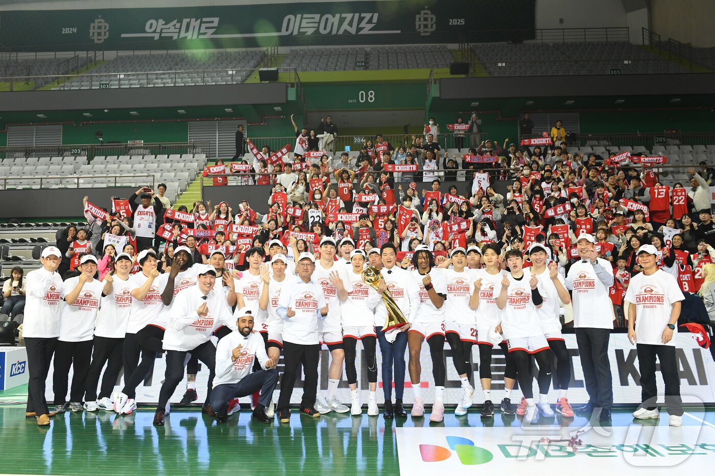 본문 이미지 - 16일 오후 강원 원주종합체육관에서 열린 2024-2025 프로농구 원주 DB와 서울 SK의 경기에서 75-63으로 승리를 거두며 정규리그 우승을 차지한 SK 선수단이 팬들과 기념촬영을 하고 있다. 서울 SK는 이날 승리로 역대 최소 경기 우승 신기록&#40;46경기&#41;을 달성했다. &#40;KBL 제공. 재판매 및 DB 금지&#41; 2025.3.16/뉴스1