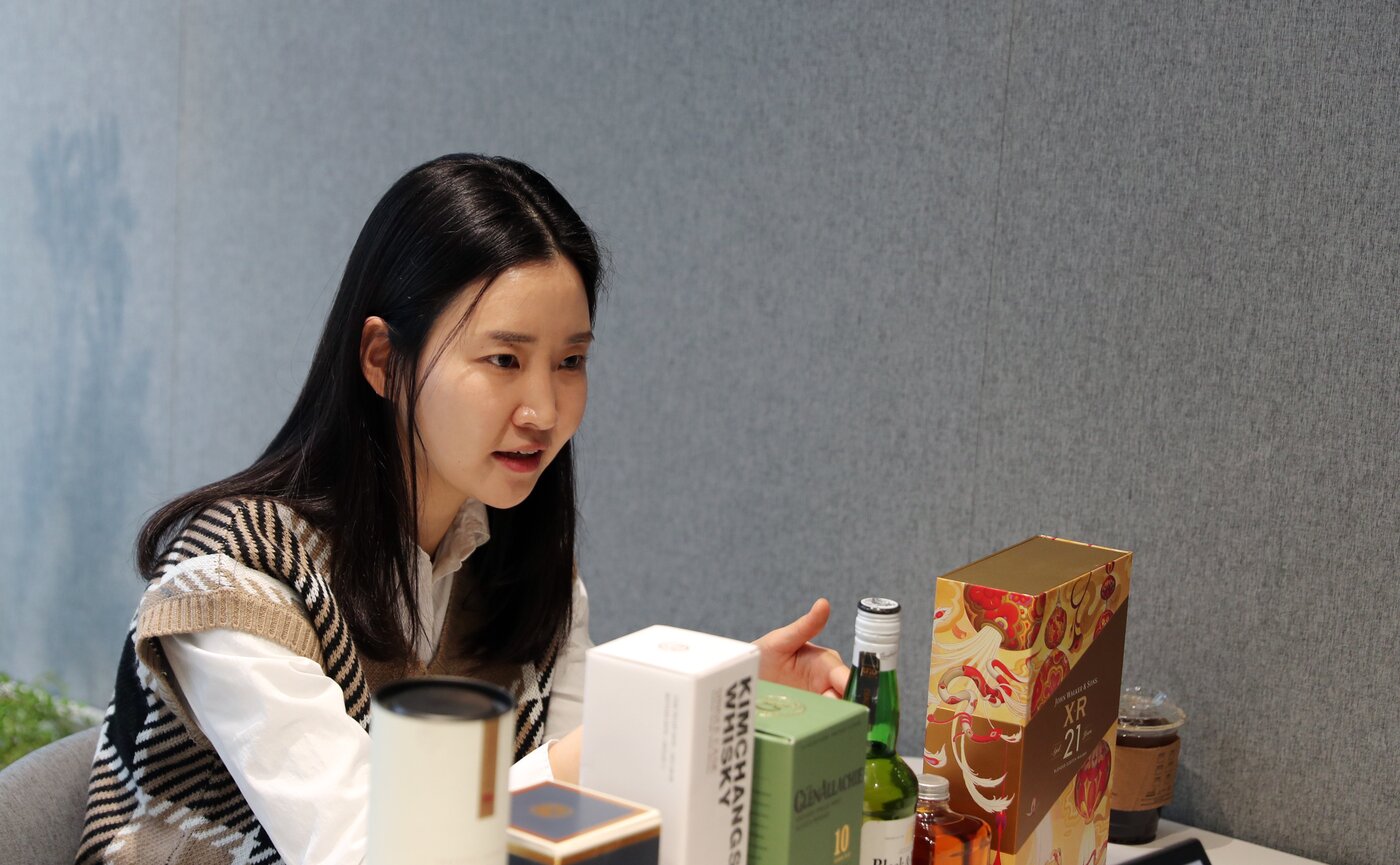 본문 이미지 - 지난 5일 이마트 본사에서 백민 이마트 위스키 바이어가 인터뷰를 하고 있다.(이마트 제공).