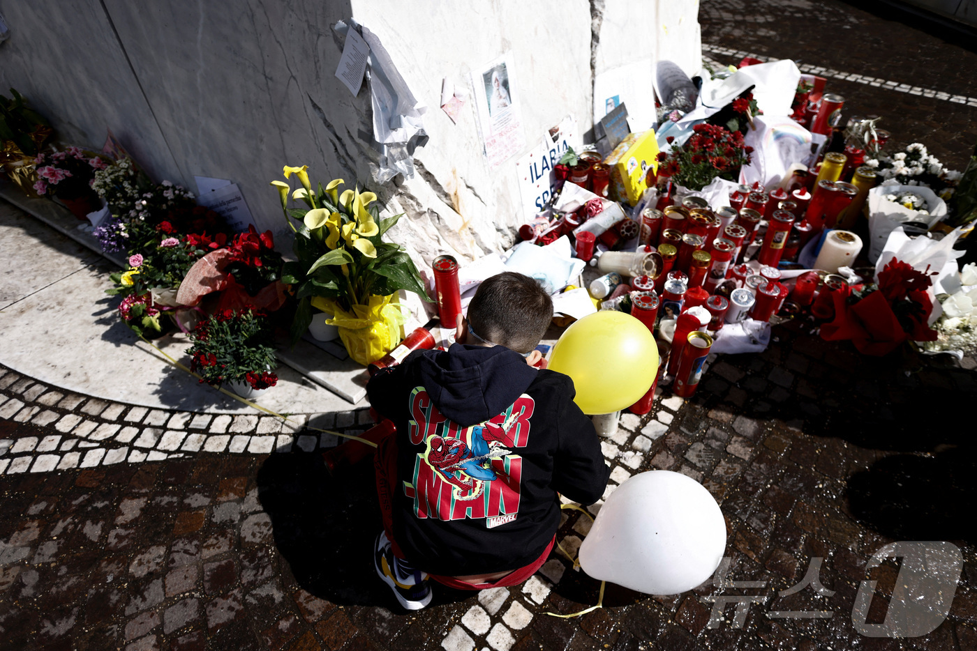 (로마 로이터=뉴스1) 강민경 기자 = 프란치스코 교황이 입원한 로마 제멜리 병원에서 16일(현지시간) 어린이들이 노란색과 흰색 풍선을 든 채 그의 쾌유를 빌고 있다. 2025.3 …