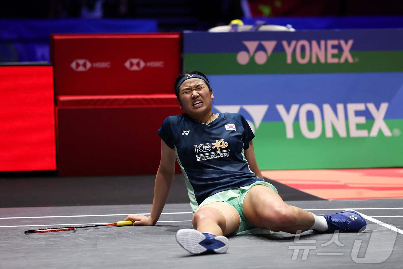(AFP=뉴스1) 김성진 기자 = '셔틀콕 여제' 안세영이 17일(한국시간) 영국 버밍엄에서 열린 세계배드민턴연맹(BWF) 월드투어 슈퍼 1000 전영오픈 여자 단식 결승전에서 허 …