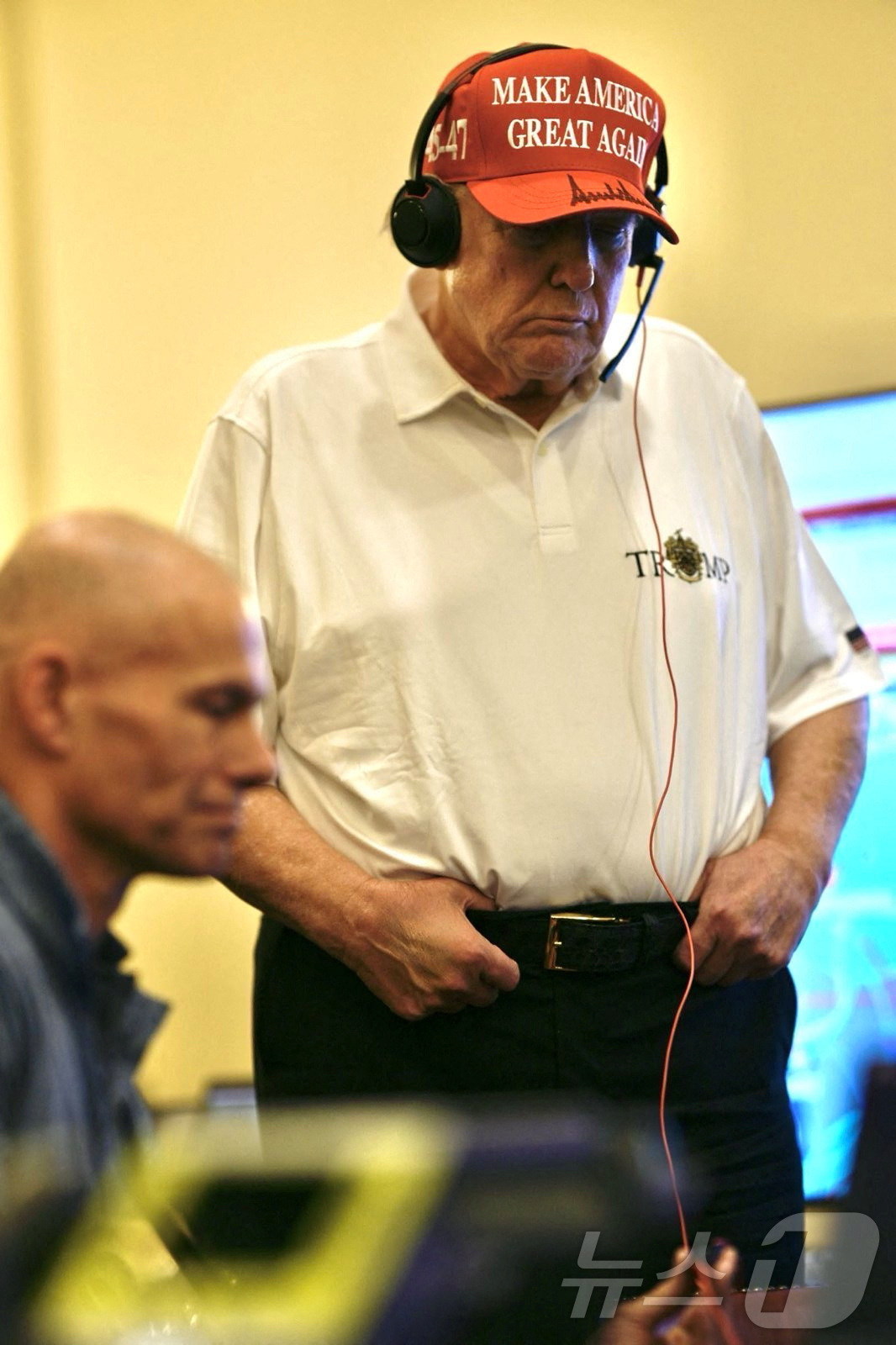 (로이터=뉴스1) 우동명 기자 = 도널드 트럼프 미국 대통령이 15일(현지시간) 홍해에서 선박 공격을 감행한 예멘의 후티 반군을 상대로 군사 공격이 시작되는 모습을 지켜보고 있다. …