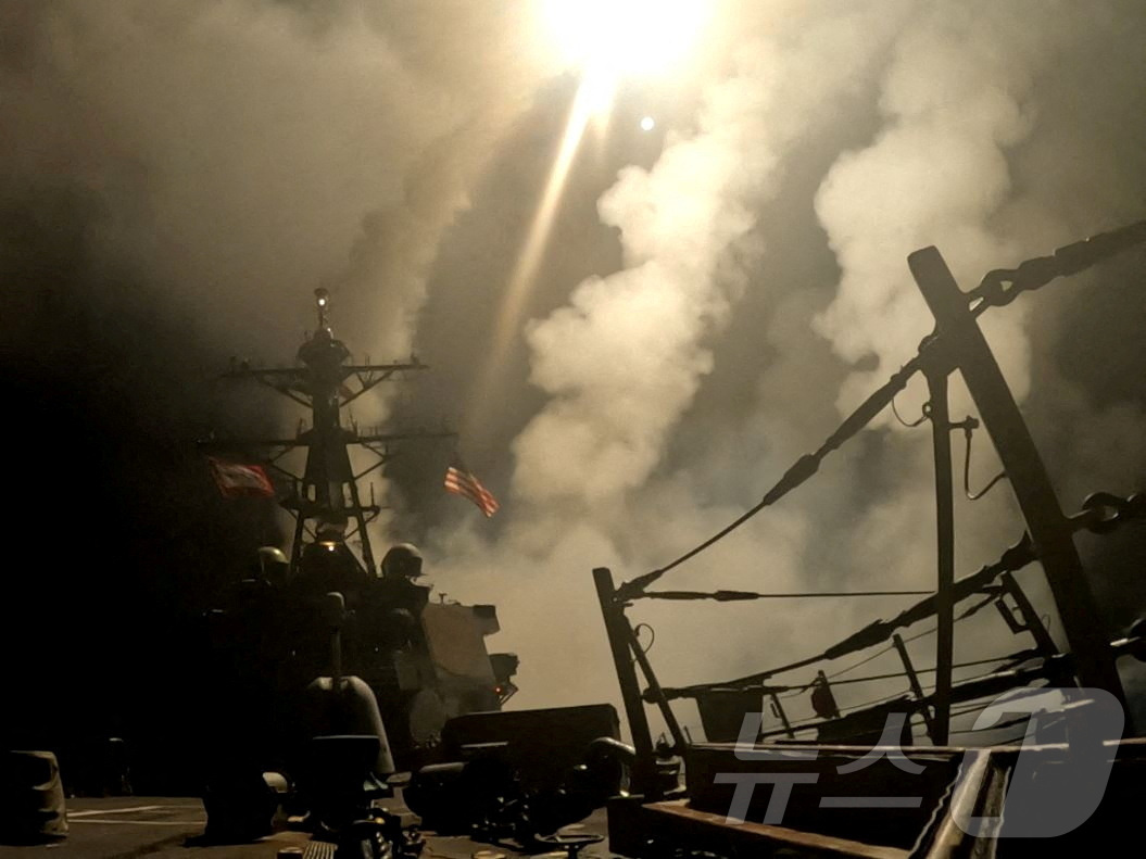 (로이터=뉴스1) 우동명 기자 = 15일(현지시간) 미국 해군이 홍해에서 선박 공격을 감행한 예멘의 후티 반군을 상대로 대규모 공습을 하고 있다. 2025.03.17ⓒ 로이터=뉴스 …