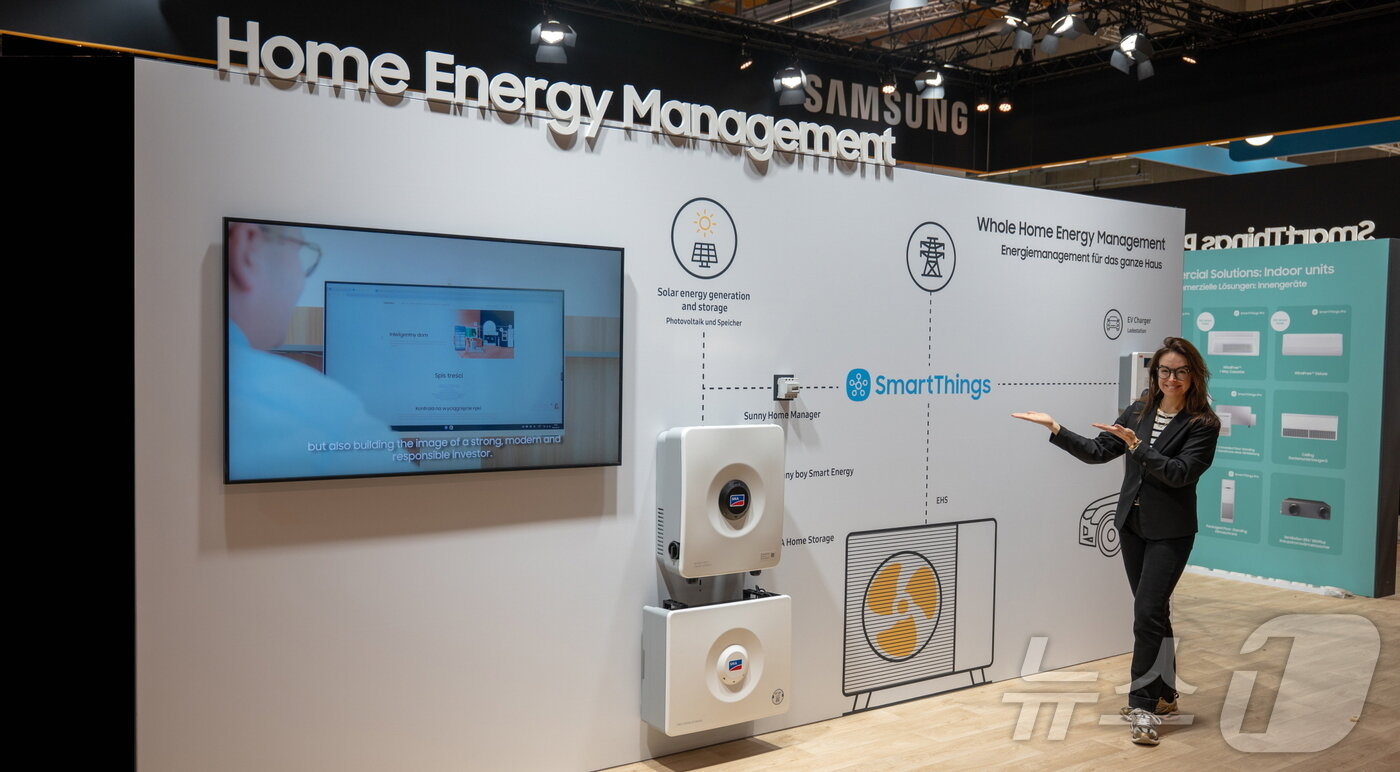 본문 이미지 - 삼성전자가 독일 프랑크푸르트에서 개최되는 냉난방공조 전시회 &#39;ISH 2025&#40;International trade fair for Sanitation, Heating and air&#41;&#39;에 참가한다고 17일 밝혔다. 사진은 모델이 &#39;ISH 2025’에서 스마트싱스를 통한 연결 편리성을 소개하는 모습. &#40;삼성전자 제공. 재판매 및 DB 금지&#41; 2025.3.17/뉴스1