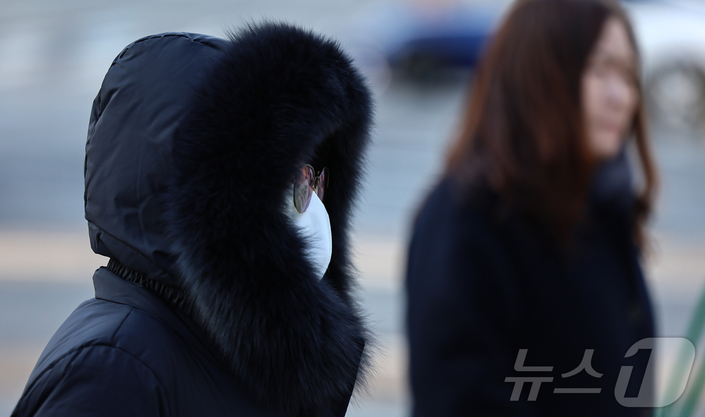 (서울=뉴스1) 김도우 기자 = 꽃샘추위가 찾아온 17일 서울 종로구 광화문네거리에서 두터운 옷을 입은 시민들이 길을 지나고 있다. 2025.3.17/뉴스1