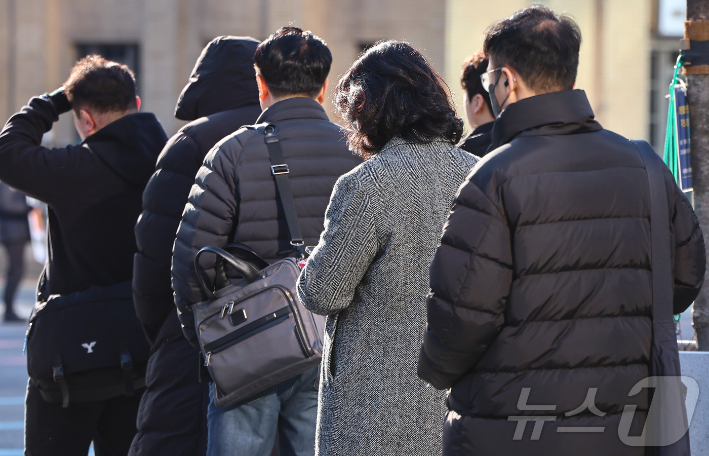 (서울=뉴스1) 김도우 기자 = 꽃샘추위가 찾아온 17일 서울 종로구 광화문네거리에서 두터운 옷을 입은 시민들이 길을 지나고 있다. 2025.3.17/뉴스1