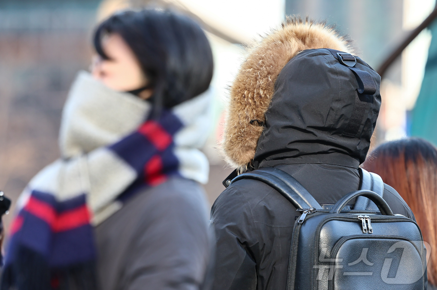 (서울=뉴스1) 김도우 기자 = 꽃샘추위가 찾아온 17일 서울 종로구 광화문네거리에서 두터운 옷을 입은 시민들이 길을 지나고 있다. 2025.3.17/뉴스1