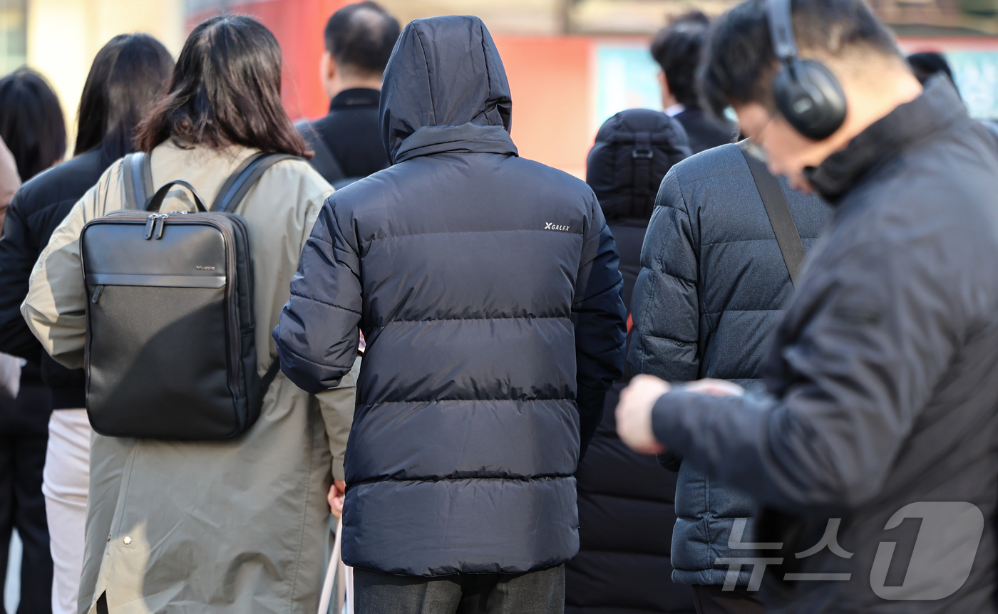 (서울=뉴스1) 김도우 기자 = 꽃샘추위가 찾아온 17일 서울 종로구 광화문네거리에서 두터운 옷을 입은 시민들이 길을 지나고 있다. 2025.3.17/뉴스1
