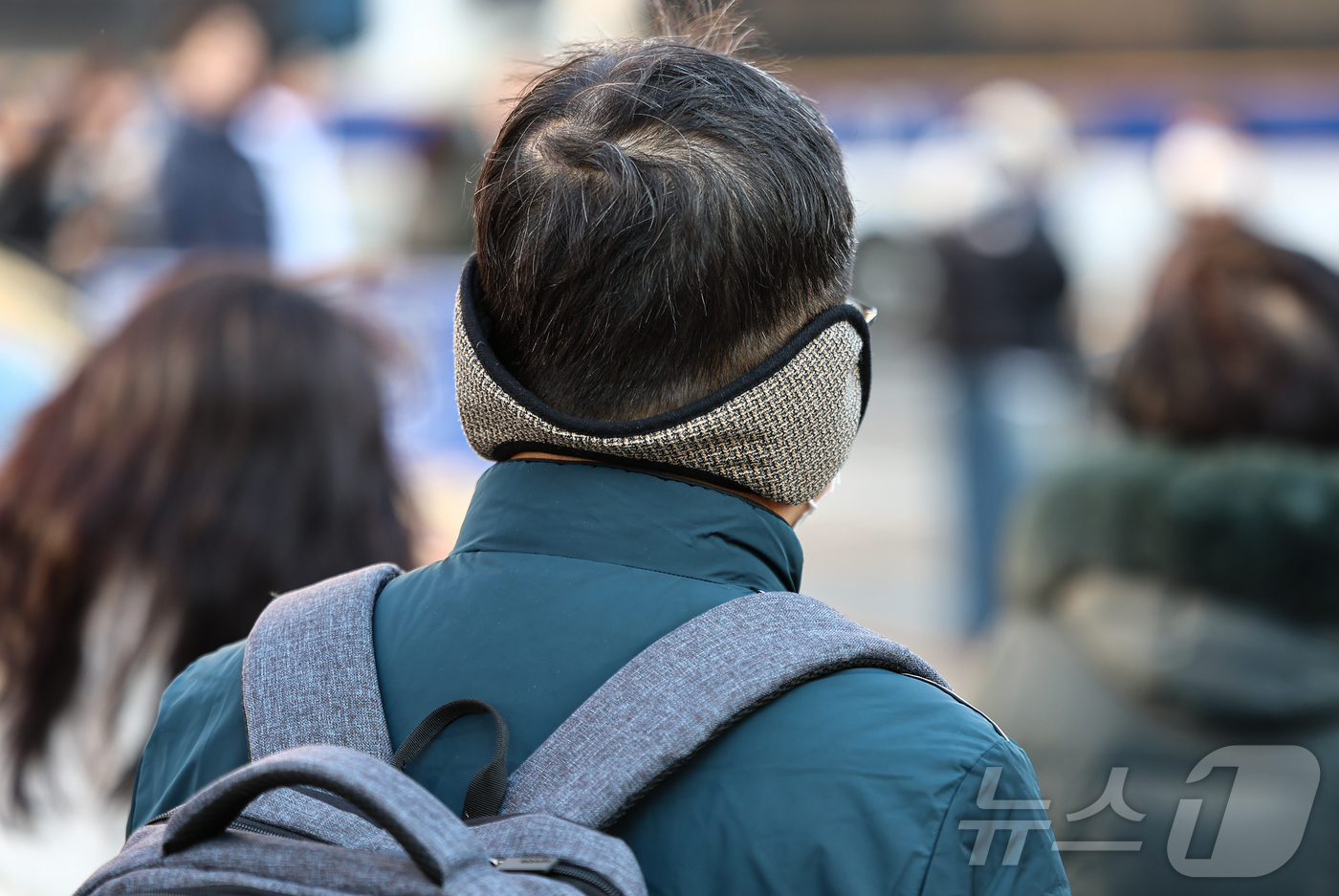 (서울=뉴스1) 김도우 기자 = 꽃샘추위가 찾아온 17일 서울 종로구 광화문네거리에서 두터운 옷을 입은 시민들이 길을 지나고 있다. 2025.3.17/뉴스1