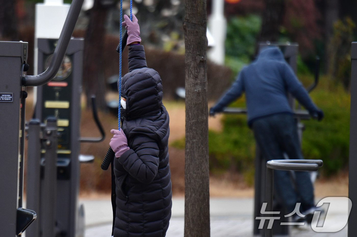 (포항=뉴스1) 최창호 기자 = 17일 경북 포항시 남구 대잠동 철길숲에서 두터운 옷 차림을 한 시민들이 아침 운동을 하고 있다.이날 포항 아침 최저기온은 3.1도(체감 기온 1도 …