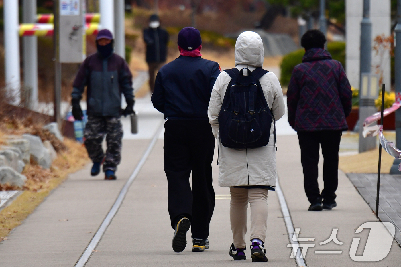 (포항=뉴스1) 최창호 기자 = 17일 경북 포항시 남구 대잠동 철길숲에서 두터운 옷 차림을 한 시민들이 걸어가고 있다.이날 포항 아침 최저기온은 3.1도(체감 기온 1도)까지 떨 …