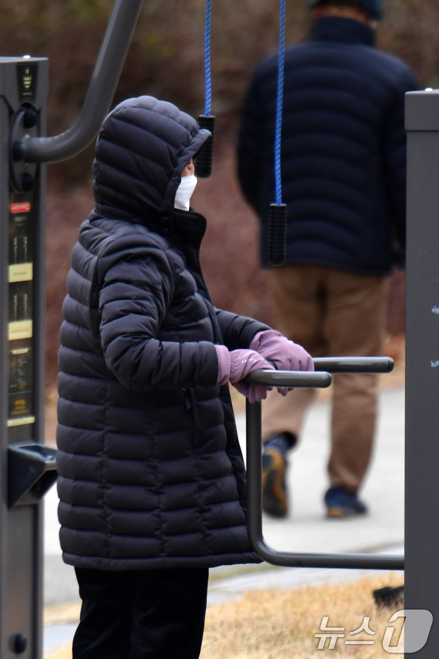 (포항=뉴스1) 최창호 기자 = 17일 경북 포항시 남구 대잠동 철길숲에서 두터운 옷 차림을 한 시민이 운동을 하고 있다.이날 포항 아침 최저기온은 3.1도(체감 기온 1도)까지 …